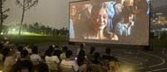 （啊哦草爽插拔视频转载）成都秋夜“新耍法”：到公园看坝坝电影